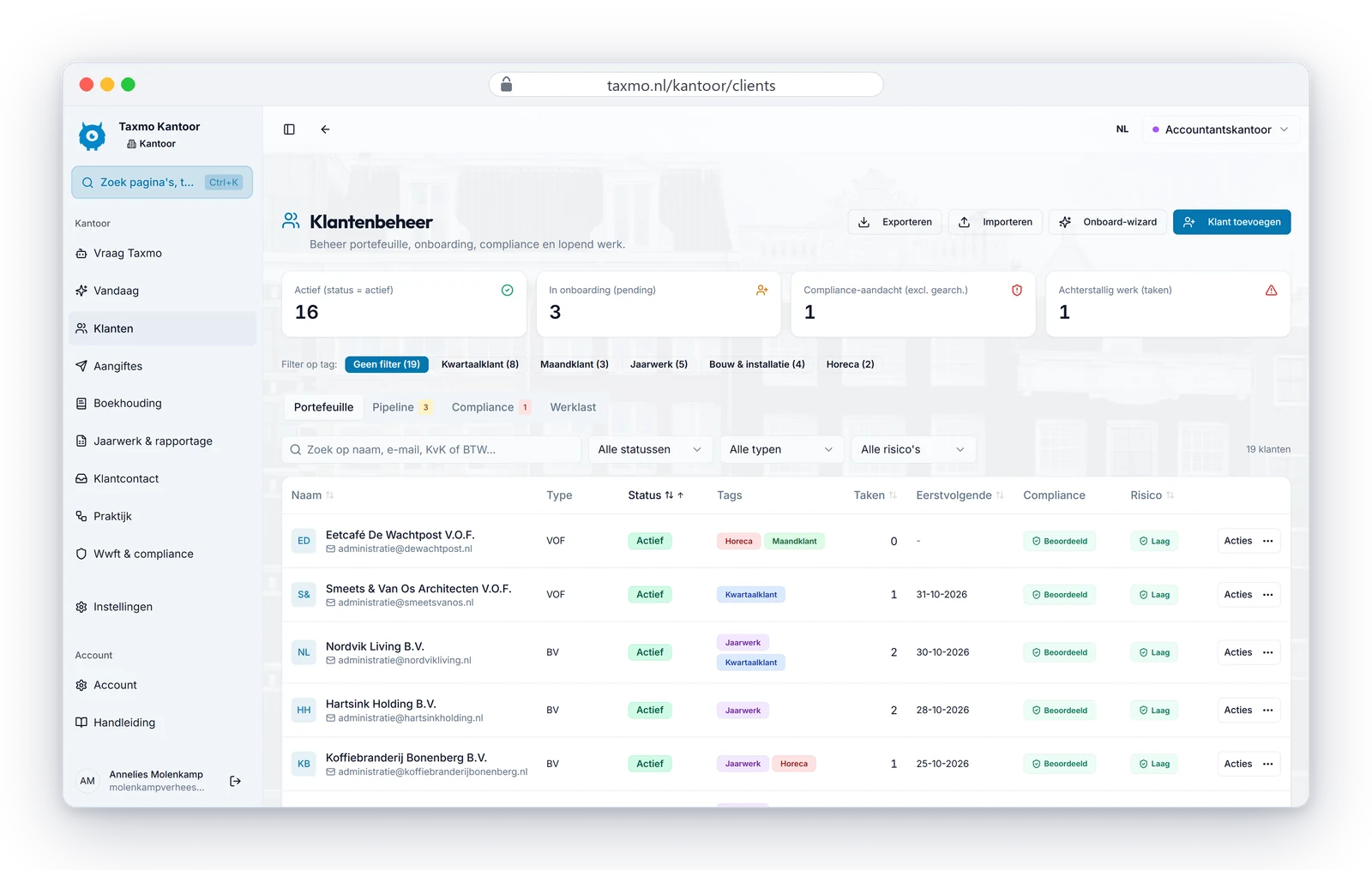 Klantenbeheer in Taxmo Kantoor: een lijst met klanten en per klant het type, de status, tags, taken, de eerstvolgende deadline, compliance en risico